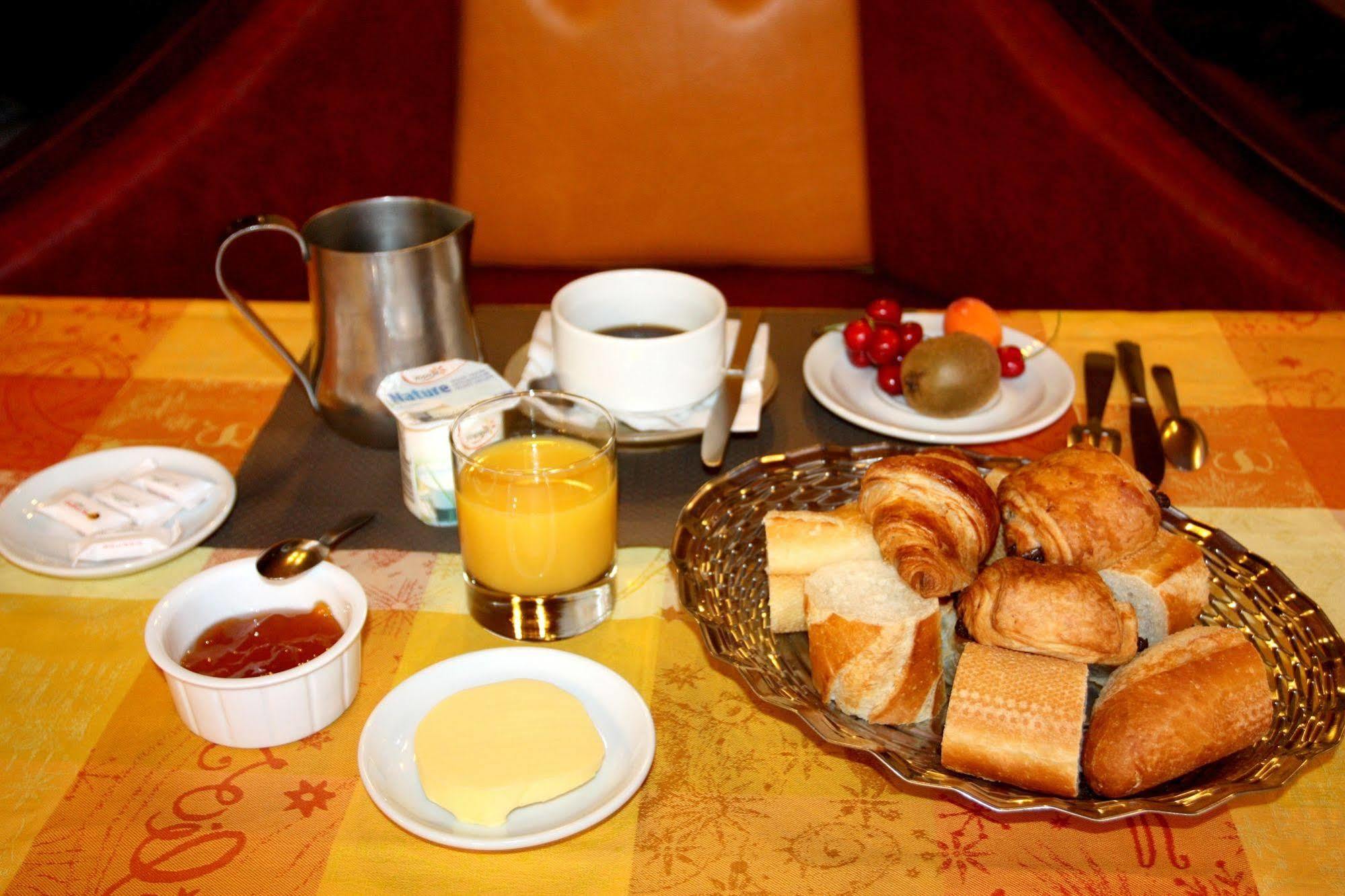 Logis Hotel Restaurant Des Voyageurs Pont-de-Salars Экстерьер фото